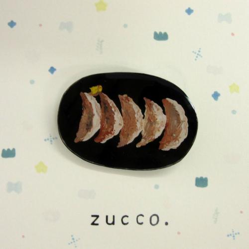 zucco. 餃子 プラバンブローチ